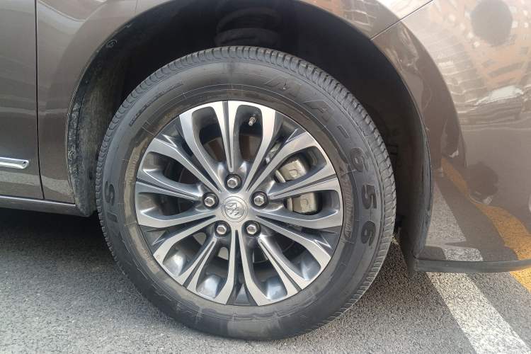 Used Buick GL8 2021 Land Cruiser Executive Class 652T Luxury Model Right Front Wheel Hub