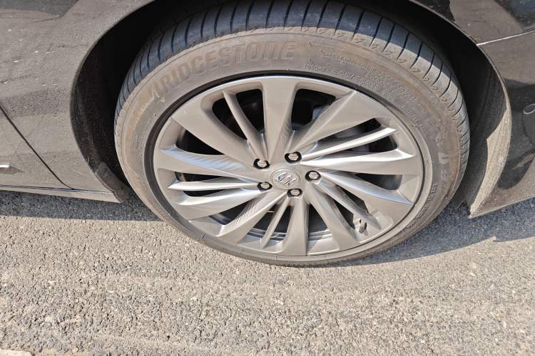 Used Buick LaCrosse 2025 Platinum Avia Edition Right Front Wheel Hub