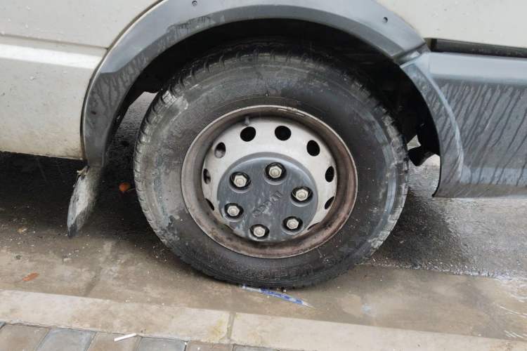 Used Iveco Daily 2021 2.8T V35 VAN厢式 Delivery Van 3-Seater Short Wheelbase Mid-Roof Design with Dual Tires and Side Sliding Doors
