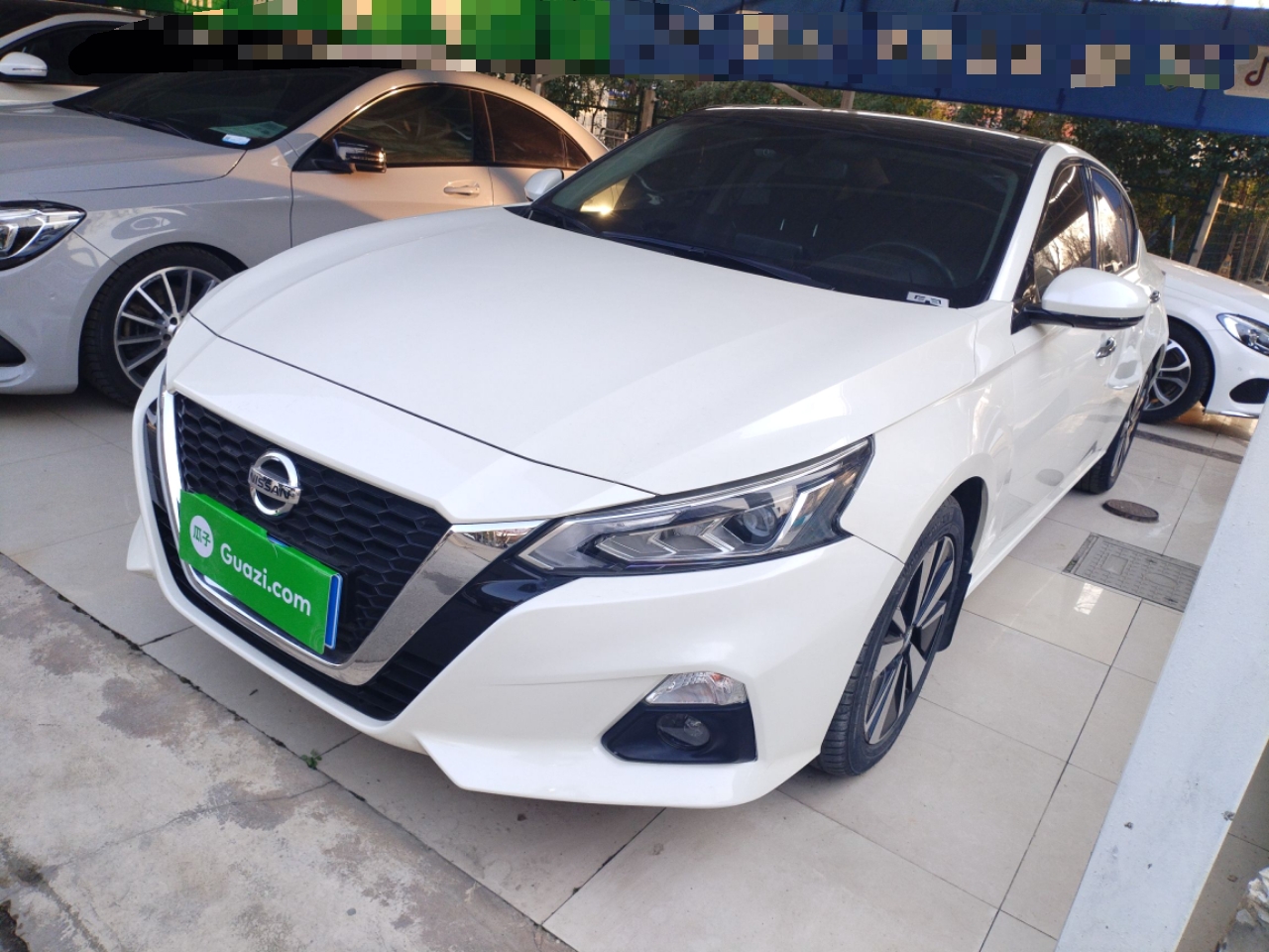 Под передней частью автомобиля