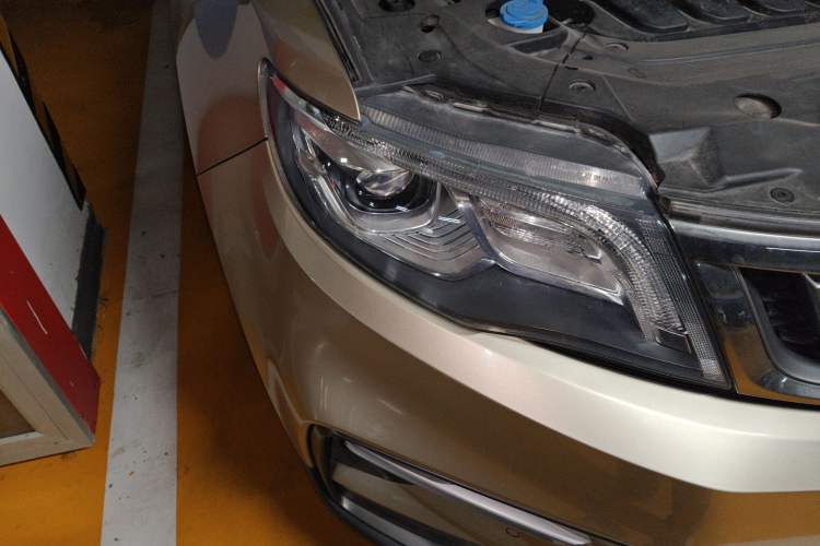 Used Geely Auto Emgrand X7 Sport 2018 1.8TD Automatic All-Wheel-Drive ZhiZun Model with 4G Connectivity Right Front Headlight