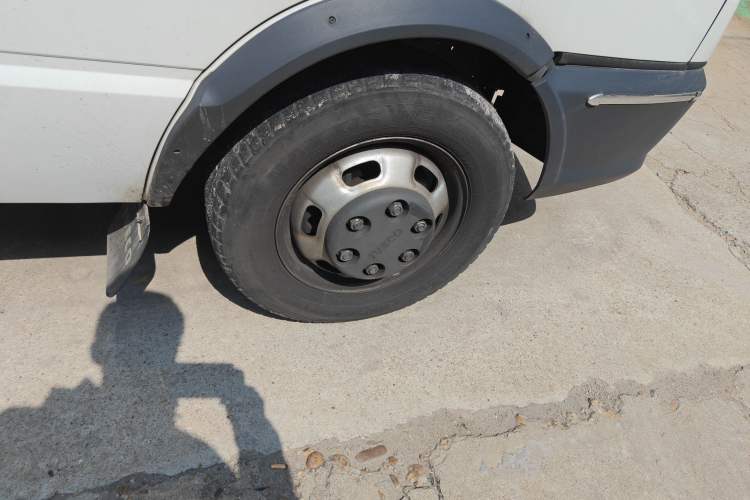 Used Iveco Daily 2021 2.5T A35 M1 Passenger Van 5-9 Seater Short Wheelbase Mid-Roof Design Dual Tires Manual Doors