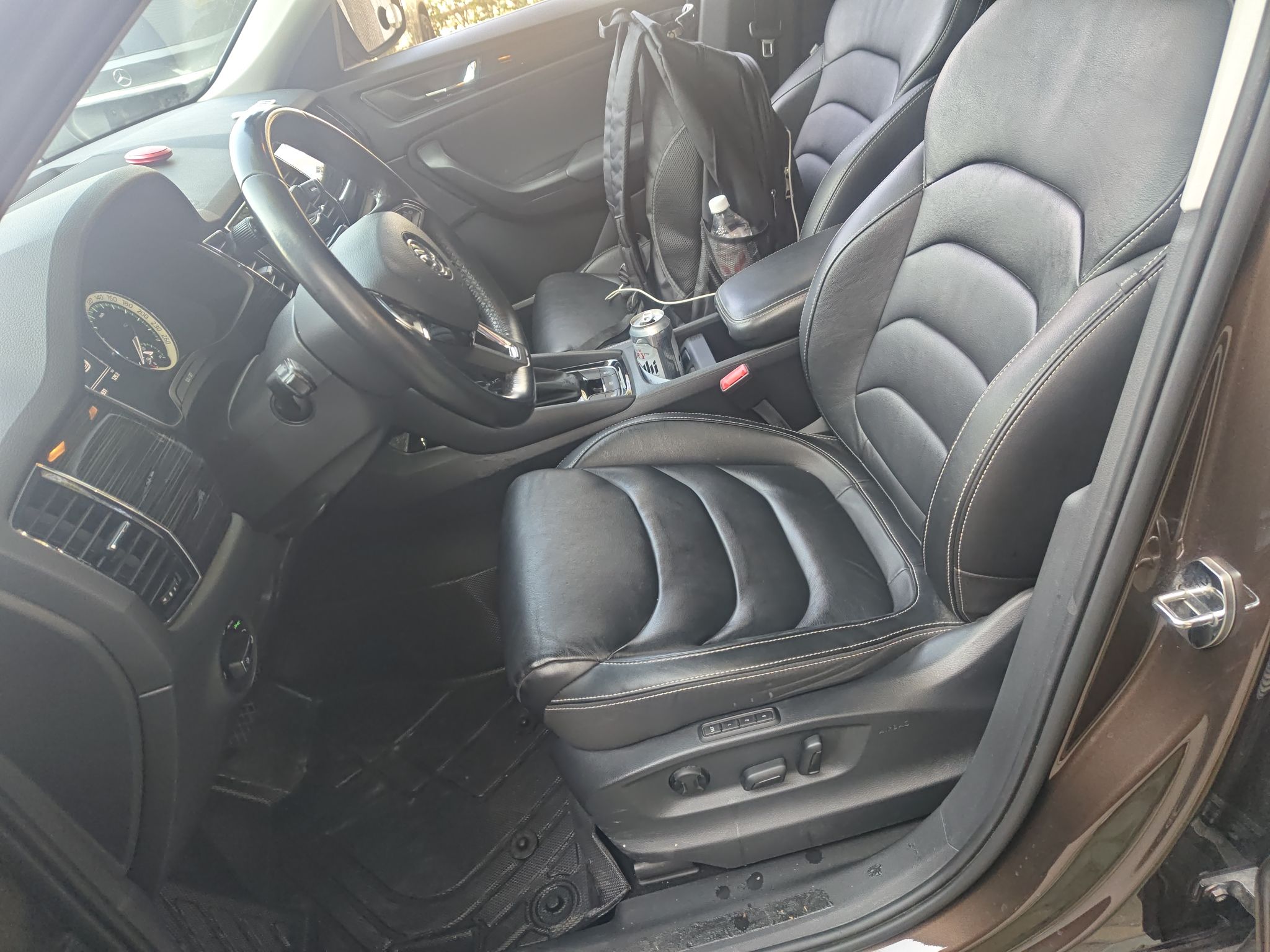 المقاعد الأمامية داخل السيارة