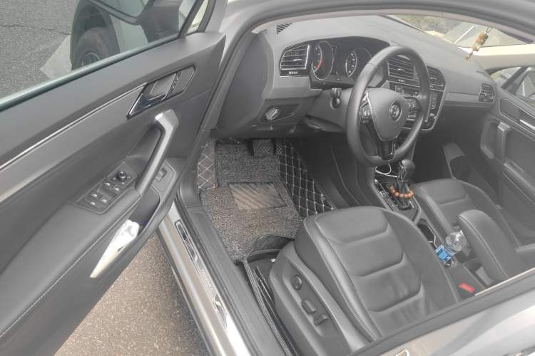 Used Volkswagen Tiguan L 2017 380TSI Automatic All-Wheel-Drive Luxury Edition Interior 3