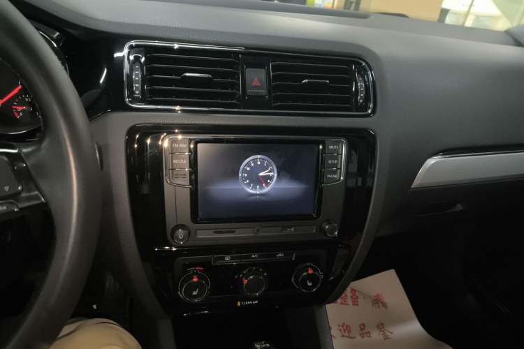 Used Volkswagen Sagitar 2017 180TSI Automatic Luxury Edition Audio And AC Panel