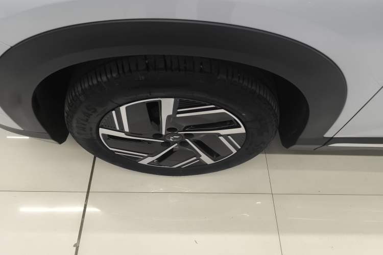 Used Wuling Xingguang S 2024 130 km Flagship Version Left Front Wheel Hub