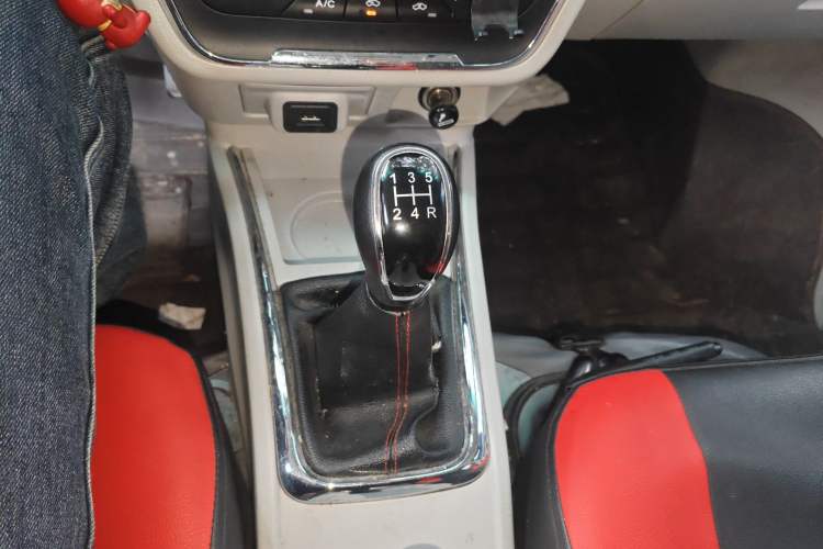 Used Jinbei New Hiace S 2023 1.5L Wealth Edition Passenger Van 5/6/7-Seater Central Air Conditioning Version SWC15M Gear Lever