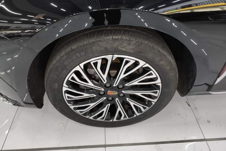 Used Hongqi H5 2025 2.0T Automatic Flag Edition – 500 000 Units Commemorative Version
