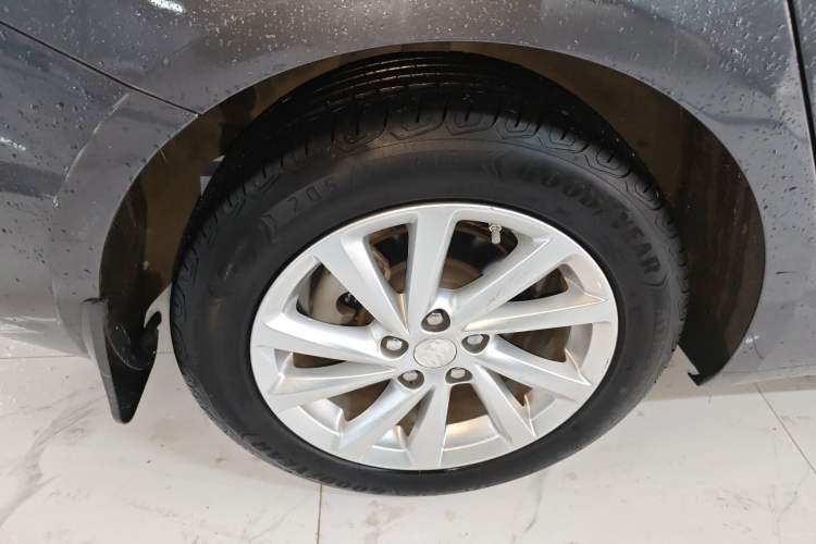 Used Buick Verano 2017 Sedan 15S Automatic Entry Model Right Rear Wheel Hub