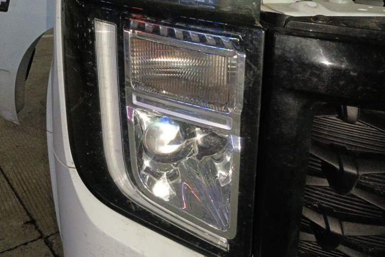 Used JMC Fushun 2023 2.0T Manual Short-Wheelbase Mid-Top Commercial Multi-Purpose 6-Seater Passenger Vehicle
