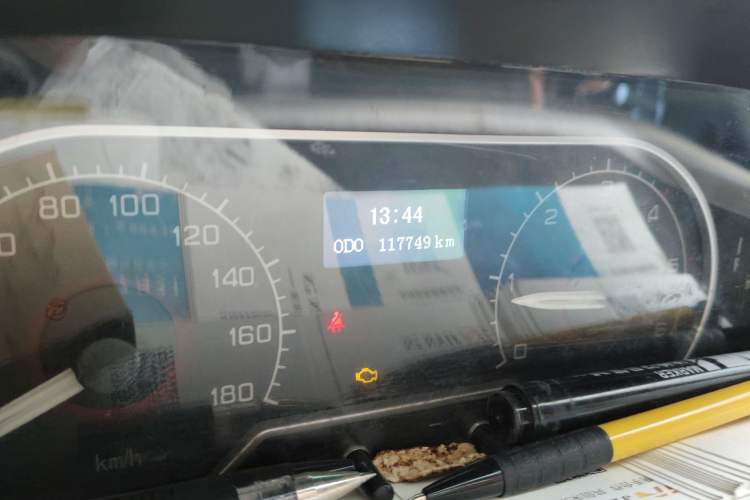 Used SAIC MAXUS Xintu V80 2016 2.5T AMT Aoyuntong National V Short Wheelbase Low-Roof 6-Seater