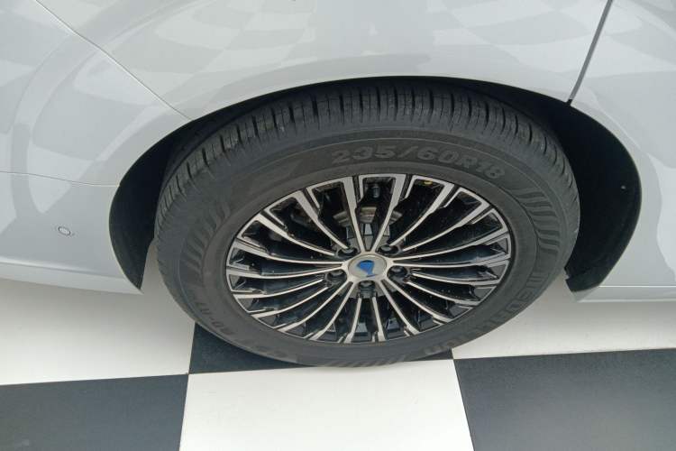 Used Denza D9 2022 DM-i 970 Four-Wheel Drive Flagship Model Exterior 5