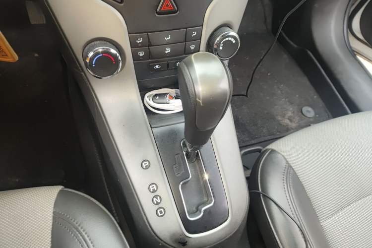 Used Chevrolet Cruze 2012 1.8L SE AT Gear Lever