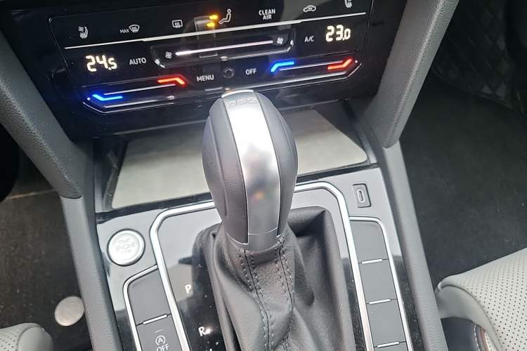 Used Volkswagen Magotan 2025 Zhongxiang Version 330TSI DSG Luxury Edition Gear Lever