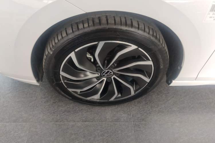 Used Volkswagen Golf 2023 Facelift 280TSI DSG Pro Left Front Wheel Hub