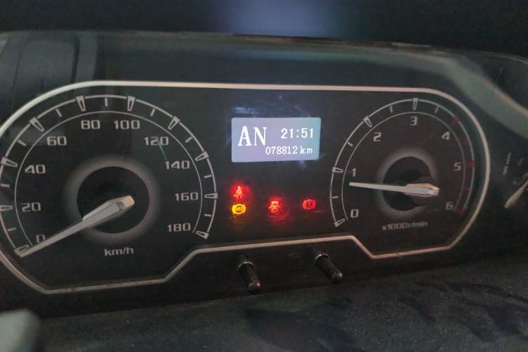 Used SAIC MAXUS Xintu V80 2018 2.5T AMT Aoyuntong Short Wheelbase Mid-Roof 5-6 Seater
