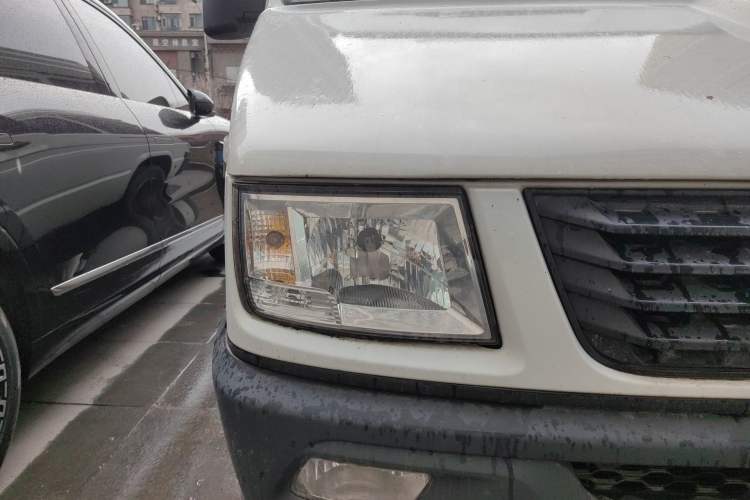 Used Iveco Daily 2020 2.5T A35 Passenger Van with Dual Tires Mid-Roof Design 5-9 Seater Side-Sliding Door China V Emission Standard Right Front Headlight