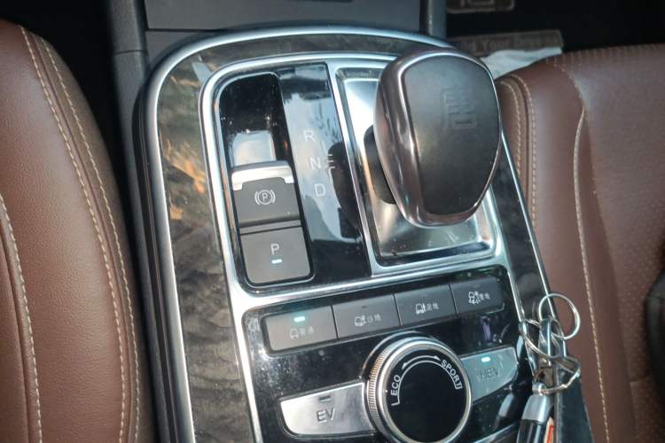 Used BYD Tang New Energy 2015 2.0T Four-Wheel-Drive Flagship Model