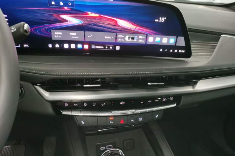 Used Cadillac XT4 2024 28T Two-Wheel-Drive Luxury Version Audio And AC Panel