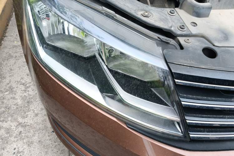 Used Volkswagen Gran Lavida 2015 1.6L Automatic Fashion Edition Right Front Headlight