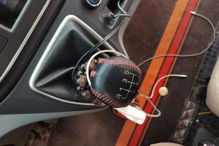 Used SAIC MAXUS Xintu V80 2024 Aotong Value Edition 6MT Short Wheelbase Ultra-Low Roof 127 Ps 7/8/9-Seater Gear Lever