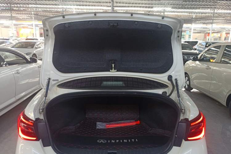 Used Infiniti Q50L 2018 2.0T Enjoyment Version China VI Standard
