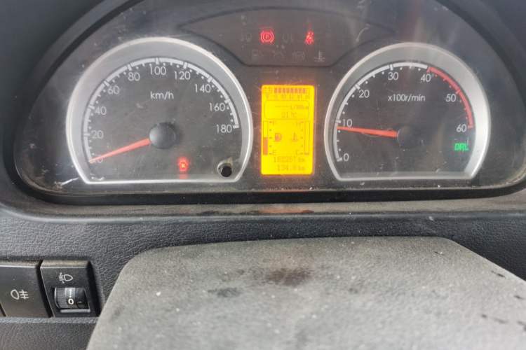 Used Dongfeng Yufeng 2021 2.0T Power King Front-Drive Logistics Vehicle Long Wheelbase Mid-Roof Design 6–9 Seats China VI Emission Standard ZD20 Odometer Close Up