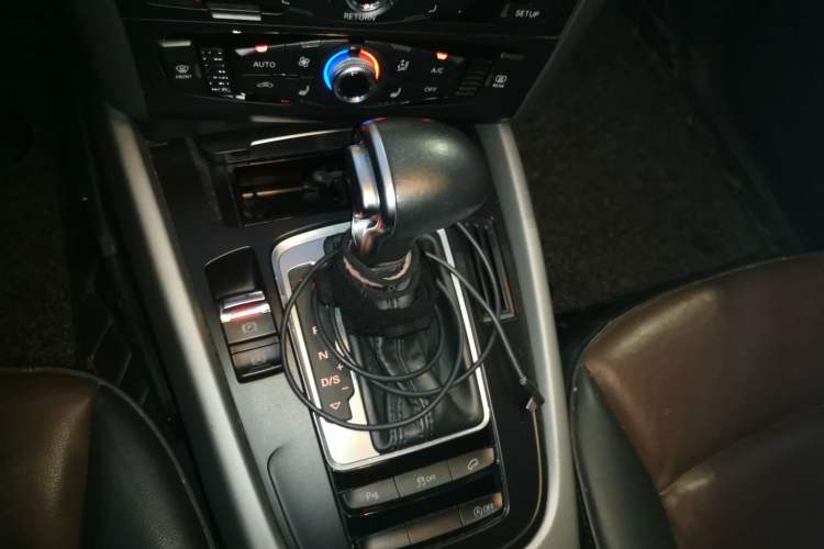 Used Audi Q5 2018 Collector's Edition 40 TFSI Ambition Model Gear Lever