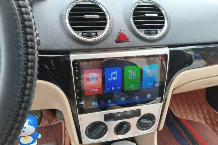 Used Volkswagen Lavida 2011 1.6L Automatic Premium Edition Audio And AC Panel