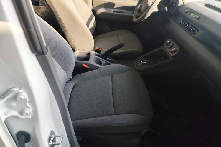 Used Wuling Hongguang New Energy 2025 Extended-Range Hybrid 50 km Utility Version Right Front Seat