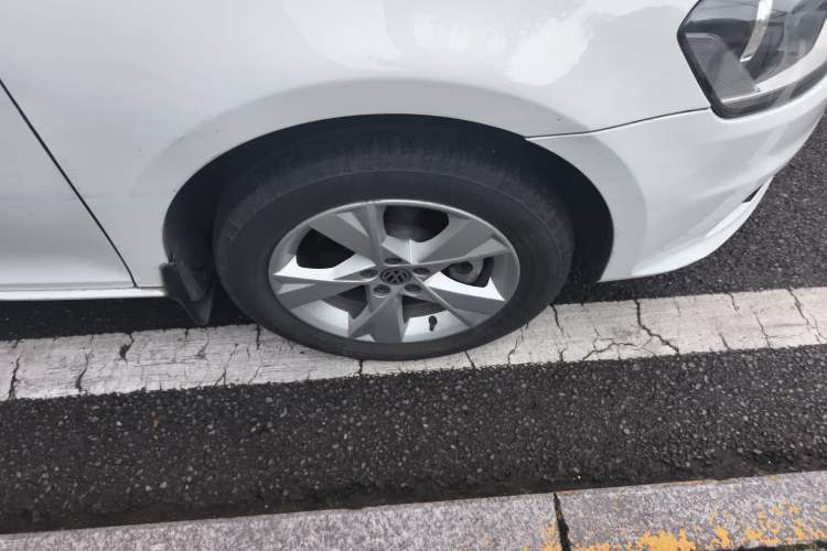 Used Volkswagen Bora 2015 Qihui Edition 1.6L Automatic Fashion Model Right Front Wheel Hub