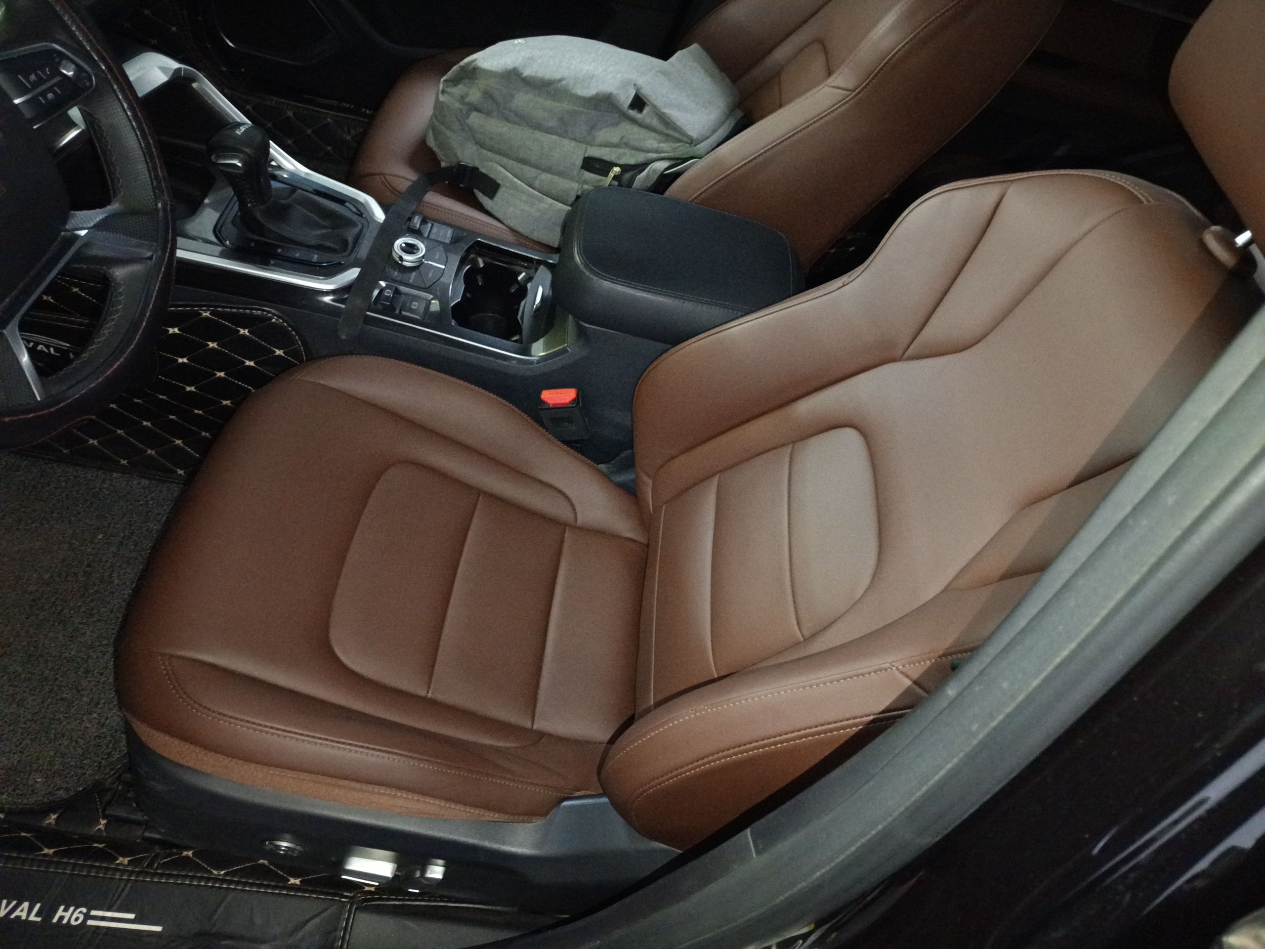 Переднее сиденье в автомобиле