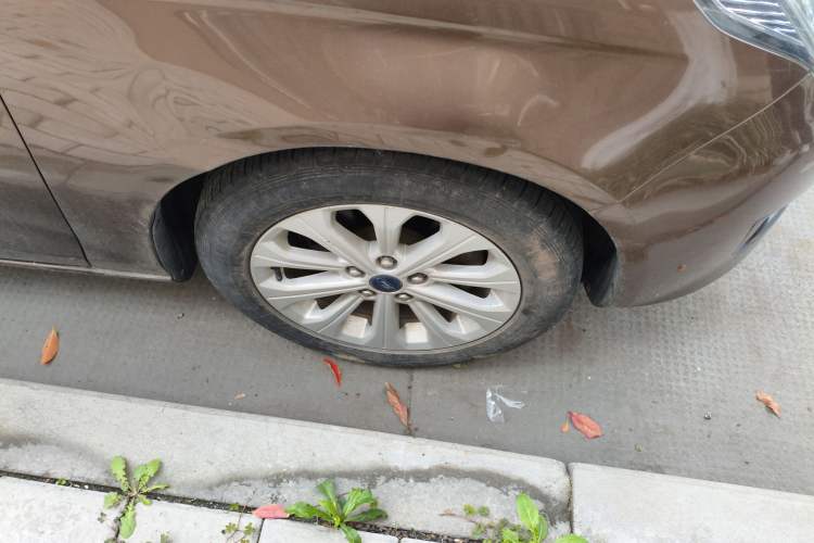 Used Ford Escort 2015 1.5L Manual Fashion Edition Right Front Wheel Hub