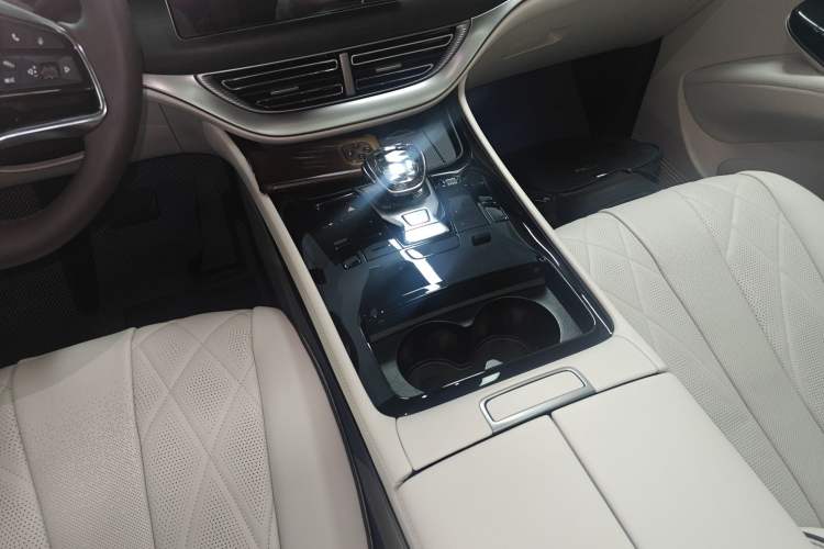 Used Denza D9 2024 DM-i 980 Four-Wheel Drive Prestige Model Gear Lever