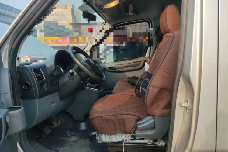 Used Dongfeng Yufeng 2021 2.0T Rear-Drive Logistics Vehicle Short Wheelbase Mid-Roof 5-9 Seaters China VI Standard D20