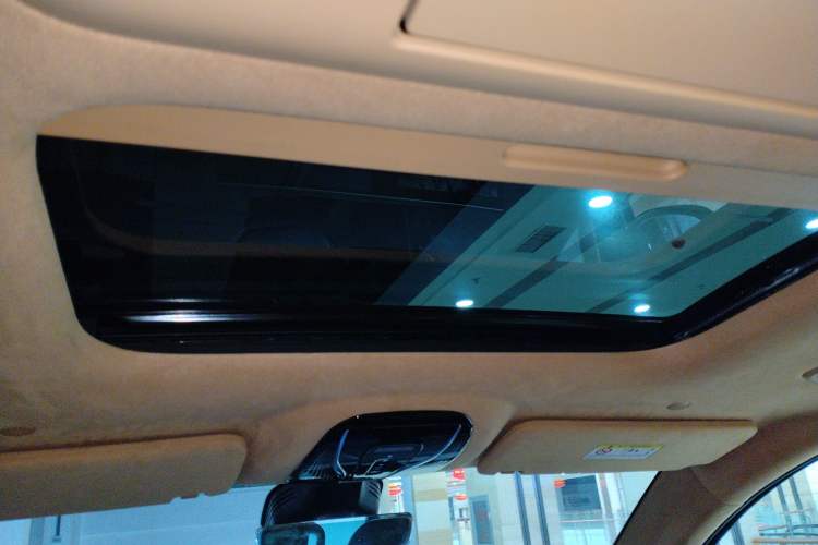 Used VOYAH Dream 2025 EV Four-Wheel Drive Flagship Kunpeng Edition
