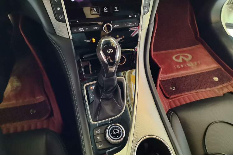 Used Infiniti Q50L 2018 2.0T Enjoyment Version China V Standard Gear Lever