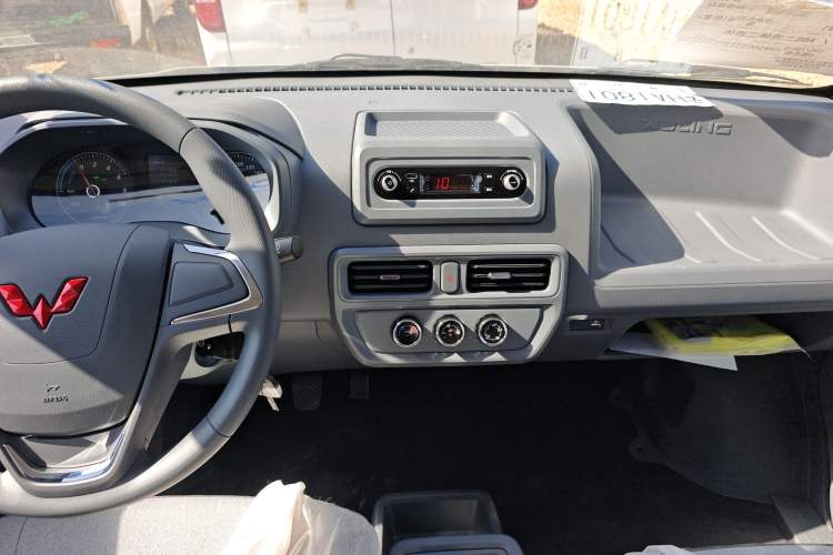 Used Wuling Yangguang 2024 300KM Comfort Version Passenger Van 75kW Audio And AC Panel