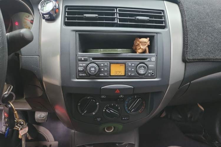 Used Nissan Livina 2010 Jingyue Edition 1.6L Manual All-Around Model Audio And AC Panel