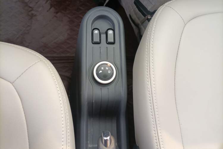 Used Wuling Hongguang MINIEV 2021 Macaron Fashion Edition Lithium-Ion Battery Gear Lever
