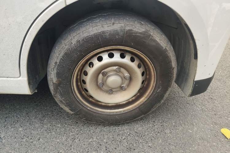 Used Wuling Yangguang 2024 300km Comfort-Grade Passenger Van 60kW
