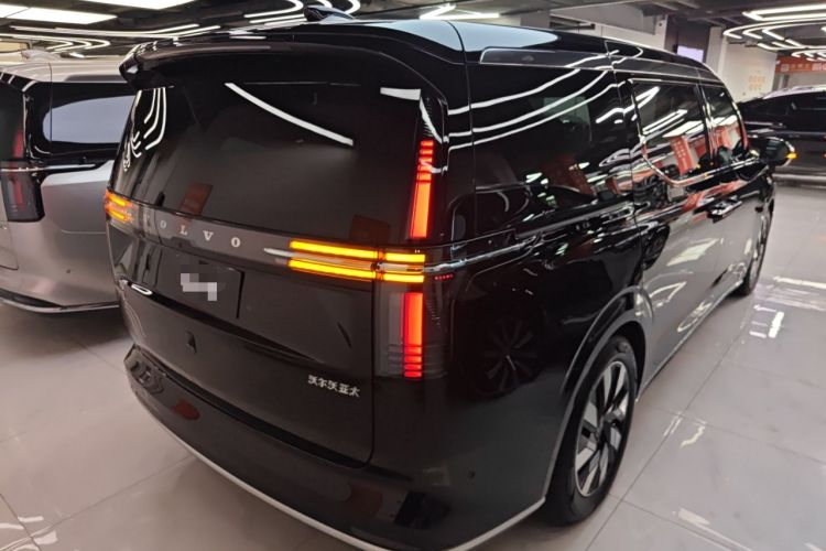 Used Volvo EM90 2025 Ultra Six-Seater
