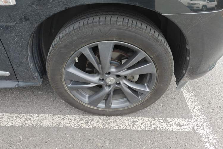 Used Infiniti QX60 2014 2.5 S/C Hybrid Two-Wheel Drive Excellence Edition Right Front Wheel Hub