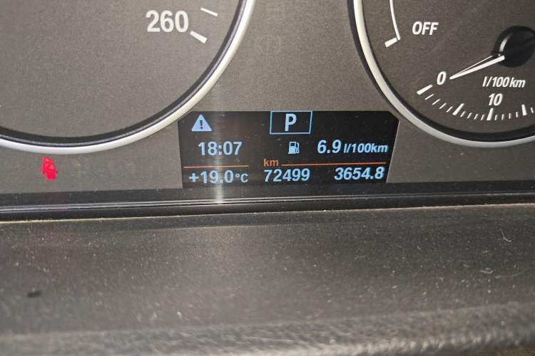 Used BMW 3 Series 2017 318Li Fashion Model Odometer Close Up