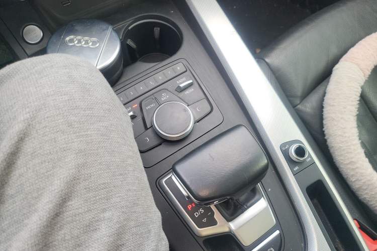 Used Audi A5 2019 Coupe 40 TFSI Fashion Edition China V Emission Standard Gear Lever