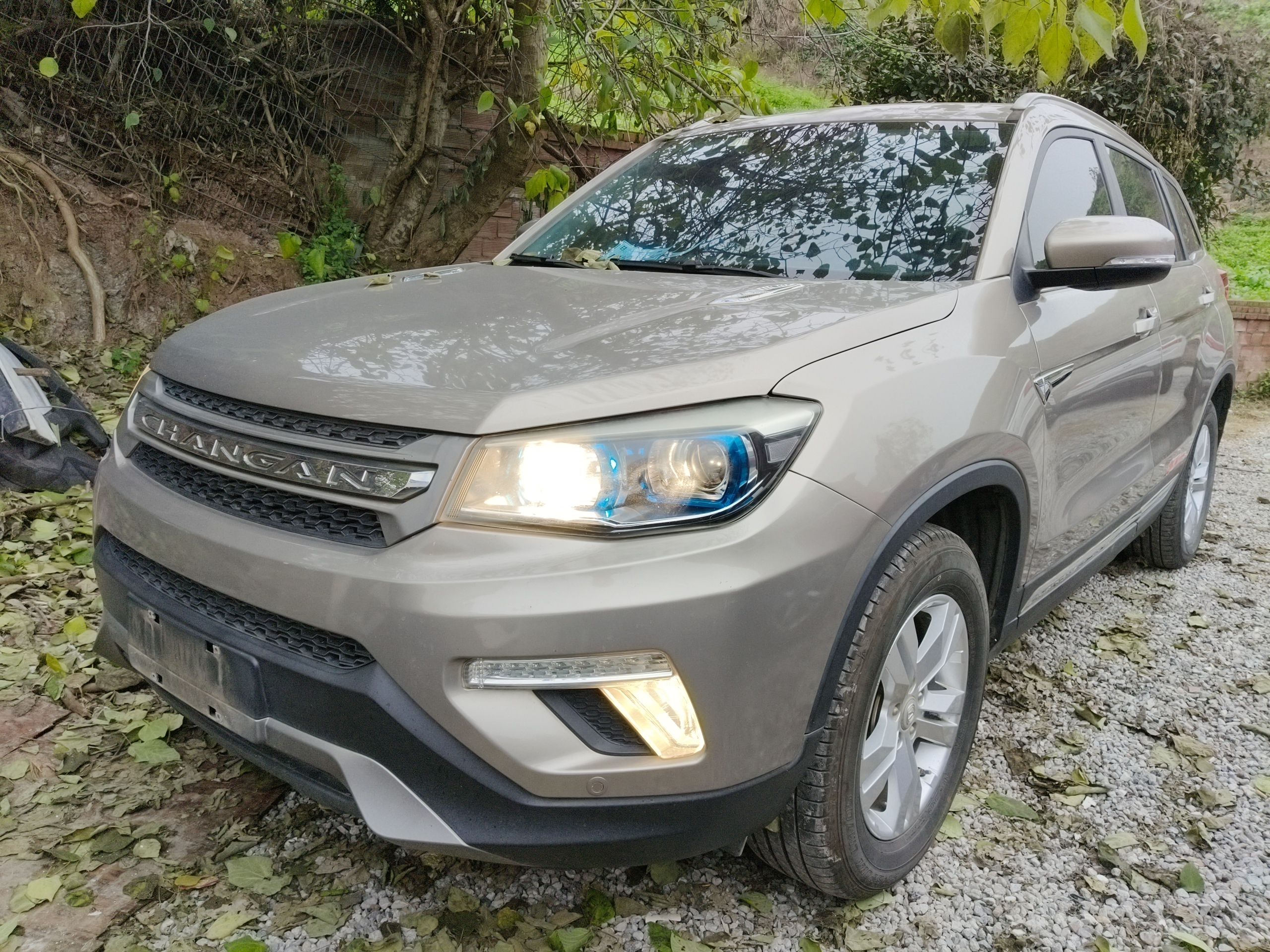 Под передней частью автомобиля