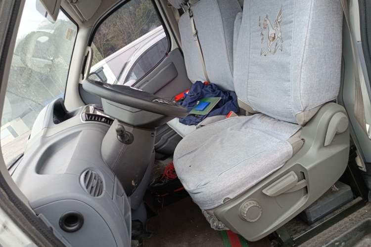 Used SAIC MAXUS Xintu V80 2020 2.5T Manual Classic City Delivery King Short Wheelbase Mid-Roof Design 2/3 Seats
