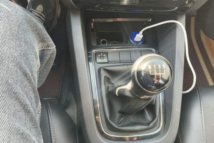 Used Volkswagen Sagitar 2015 230TSI Manual Comfort Version Gear Lever