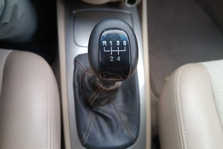 Used Buick Excelle 2013 1.5L Manual Classic Model Gear Lever