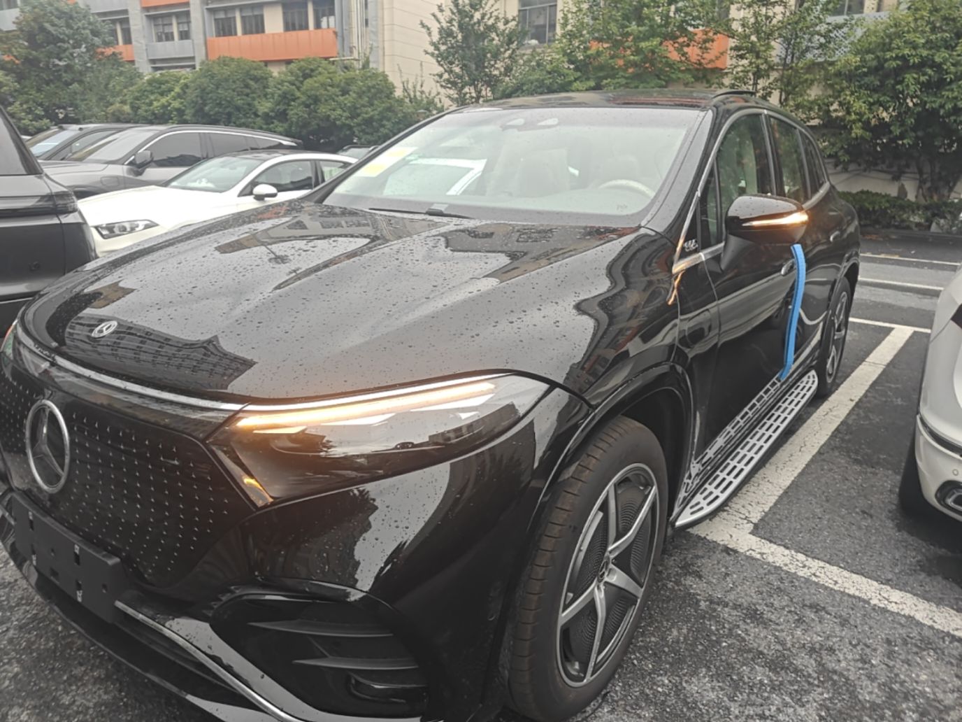 Под передней частью автомобиля